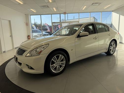 2015 INFINITI Q40 Base