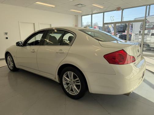 2015 INFINITI Q40 Base