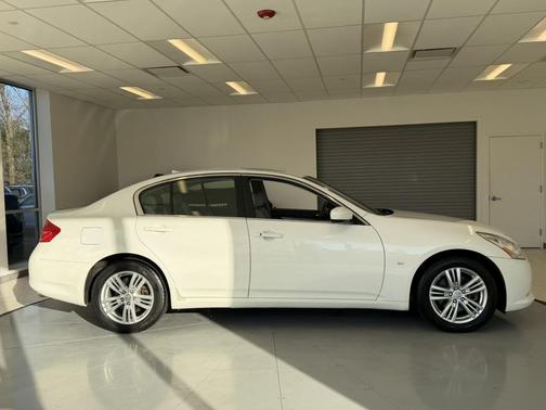 2015 INFINITI Q40 Base