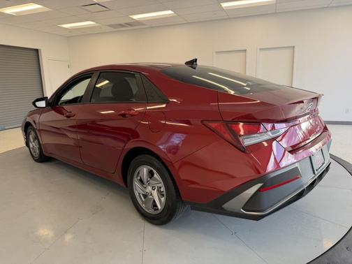 2024 Hyundai ELANTRA SE