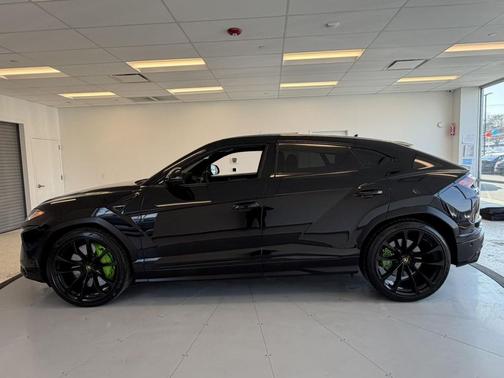 2022 Lamborghini Urus Graphite Capsule