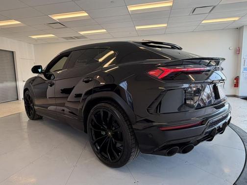 2022 Lamborghini Urus Graphite Capsule