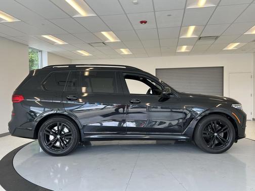 2022 BMW X7 M50i