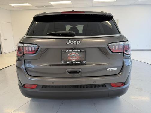 Granite Crystal Metallic Clearcoat 2018 Jeep Compass Latitude