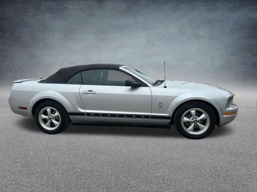 2007 Ford Mustang Deluxe