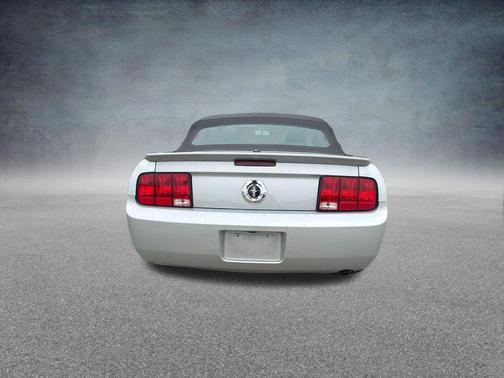 2007 Ford Mustang Deluxe