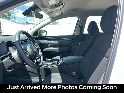 White Pearl 2024 Hyundai TUCSON SE