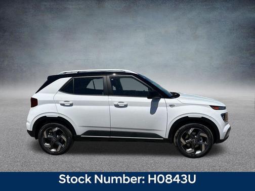 Lunar White w/Black Roof 2026 Hyundai VENUE SEL w/Two-Tone Roof