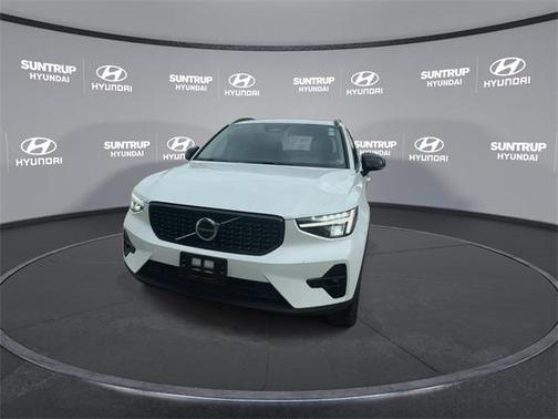 2023 Volvo XC40 B5 Plus Dark Theme