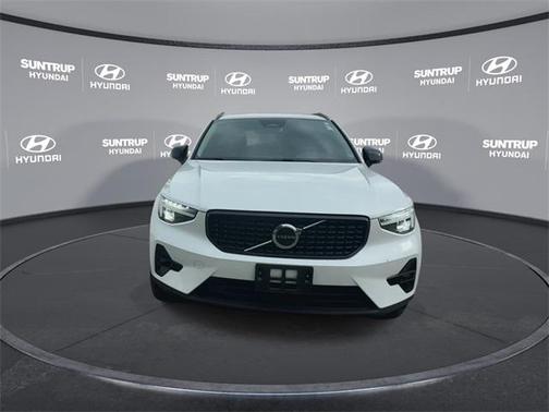 2023 Volvo XC40 B5 Plus Dark Theme