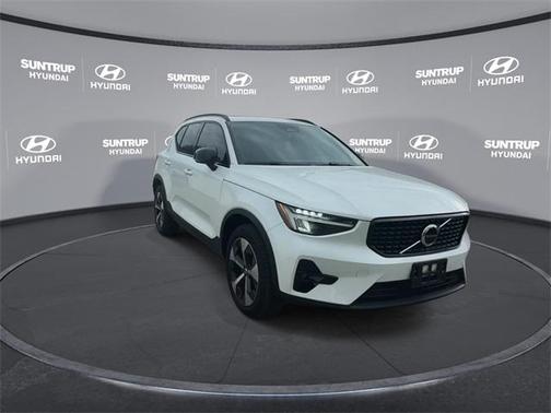2023 Volvo XC40 B5 Plus Dark Theme