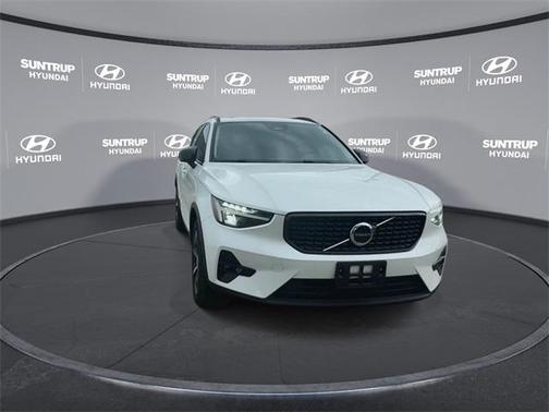 2023 Volvo XC40 B5 Plus Dark Theme