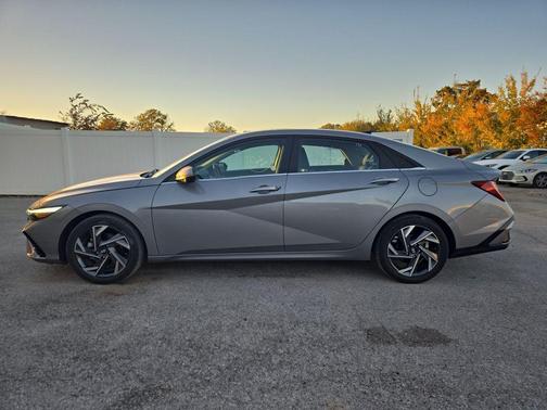 2024 Hyundai ELANTRA Limited