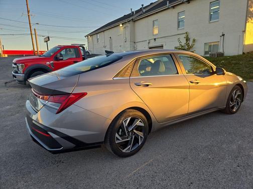 2024 Hyundai ELANTRA Limited