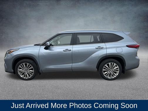 2023 Toyota Highlander Hybrid Platinum
