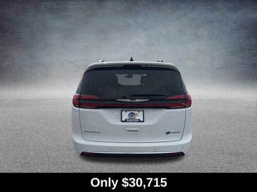 Bright White Clearcoat 2023 Chrysler Pacifica L