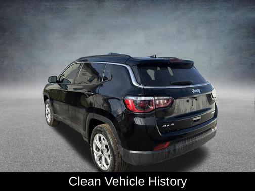 Diamond Black Crystal Pearlcoat 2025 Jeep Compass Latitude