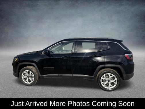 Diamond Black Crystal Pearlcoat 2025 Jeep Compass Latitude