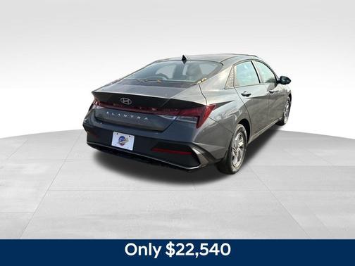 2025 Hyundai ELANTRA SE