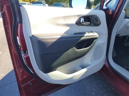 2023 Chrysler Pacifica Touring-L