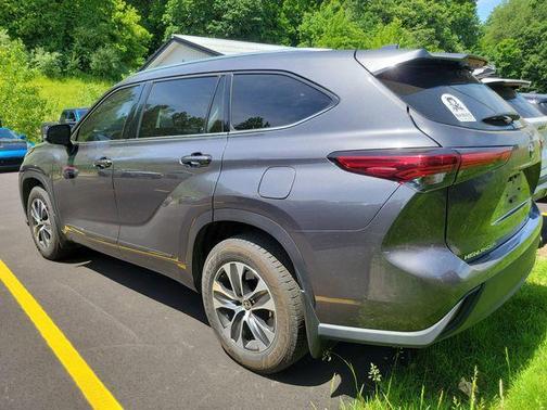 Magnetic Gray Metallic 2021 Toyota Highlander XLE