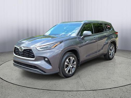 Magnetic Gray Metallic 2021 Toyota Highlander XLE
