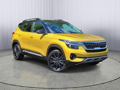 Starbright Yellow / Black Roof 2023 Kia Seltos Nightfall
