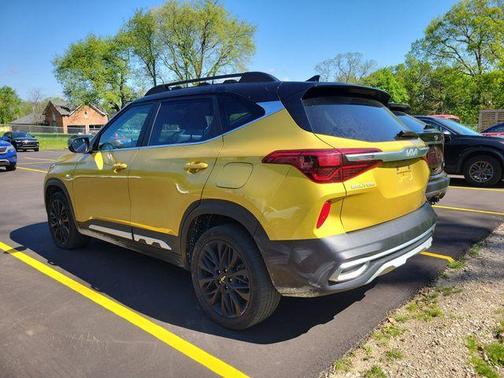 Starbright Yellow / Black Roof 2023 Kia Seltos Nightfall