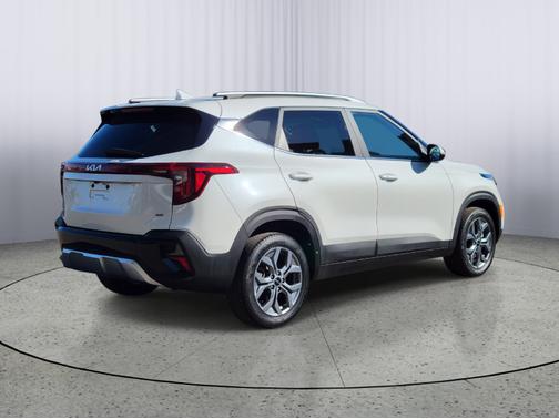 Snow White Pearl 2024 Kia Seltos S