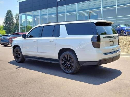 Iridescent Pearl Tricoat 2021 Chevrolet Suburban RST