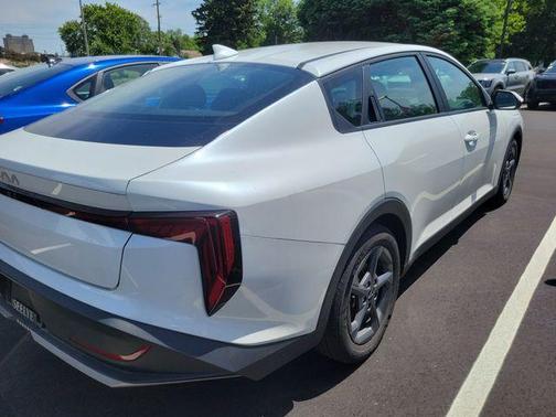Snow White Pearl 2025 Kia K4