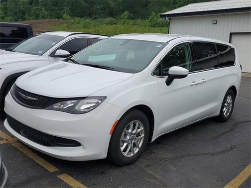 2022 Chrysler Voyager LX