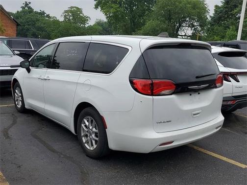 2022 Chrysler Voyager LX