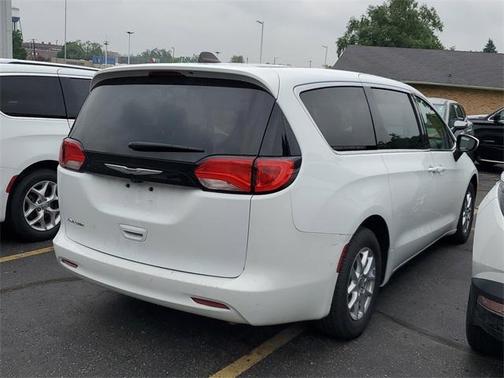 2022 Chrysler Voyager LX