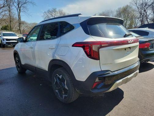 Snow White Pearl 2024 Kia Seltos EX