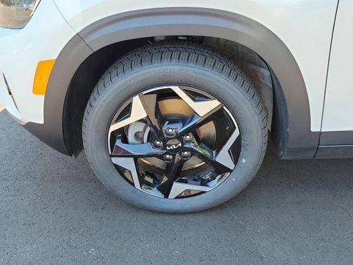 Snow White Pearl 2024 Kia Seltos EX