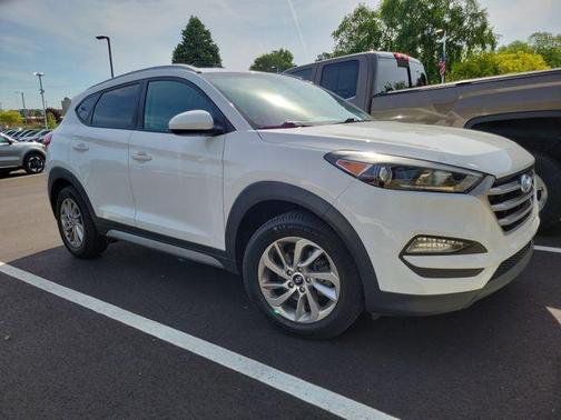 Dazzling White 2017 Hyundai TUCSON SE