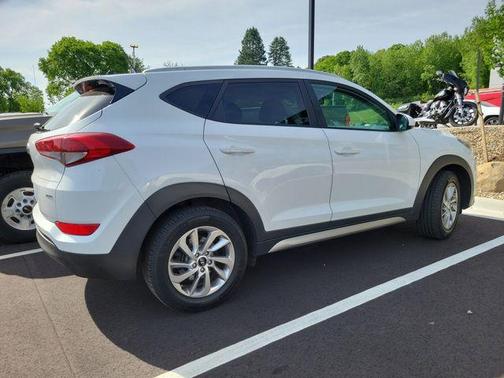 Dazzling White 2017 Hyundai TUCSON SE