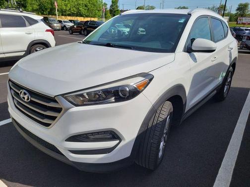 Dazzling White 2017 Hyundai TUCSON SE