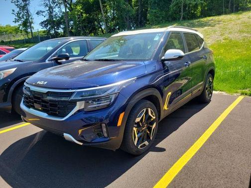 Dark Ocean Blue / White Roof 2024 Kia Seltos SX