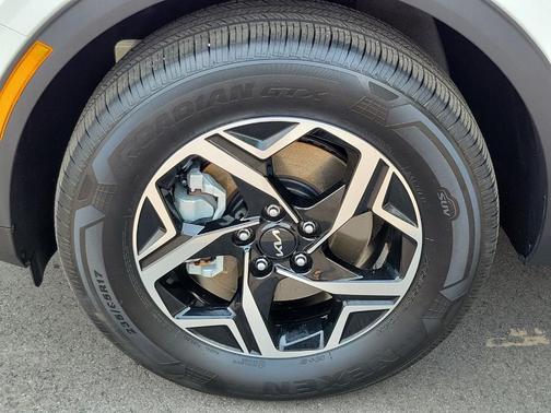 Snow White Pearl 2025 Kia Sportage LX