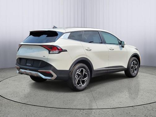 Snow White Pearl 2025 Kia Sportage LX