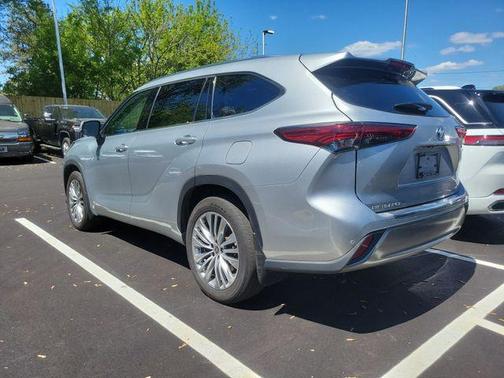 Celestial Silver Metallic 2023 Toyota Highlander Hybrid Platinum