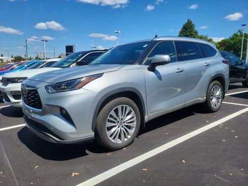 Celestial Silver Metallic 2023 Toyota Highlander Hybrid Platinum