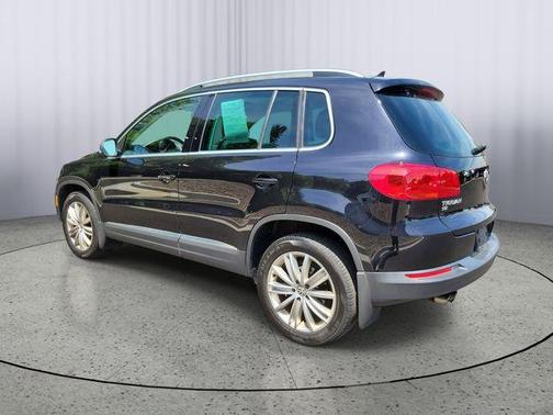Deep Black Pearl Effect 2016 Volkswagen Tiguan SE
