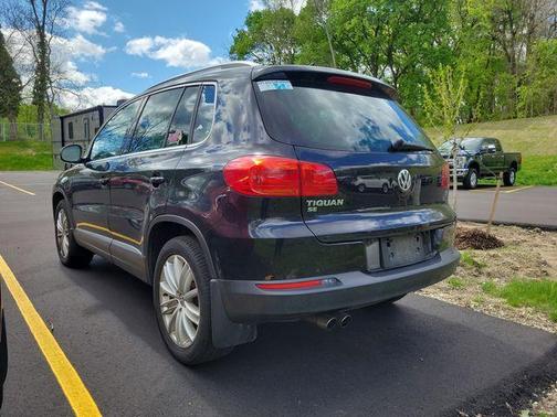 Deep Black Pearl Effect 2016 Volkswagen Tiguan SE