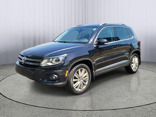 Deep Black Pearl Effect 2016 Volkswagen Tiguan SE