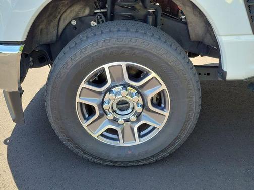 Oxford White 2025 Ford F-250 Lariat
