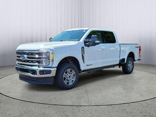Oxford White 2025 Ford F-250 Lariat