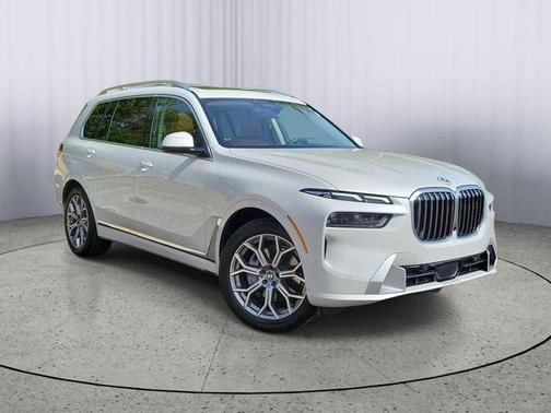 Mineral White Metallic 2023 BMW X7 xDrive40i